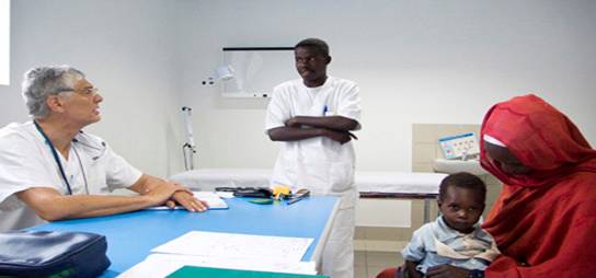 un medico e un infermiere si consultano durante una visita